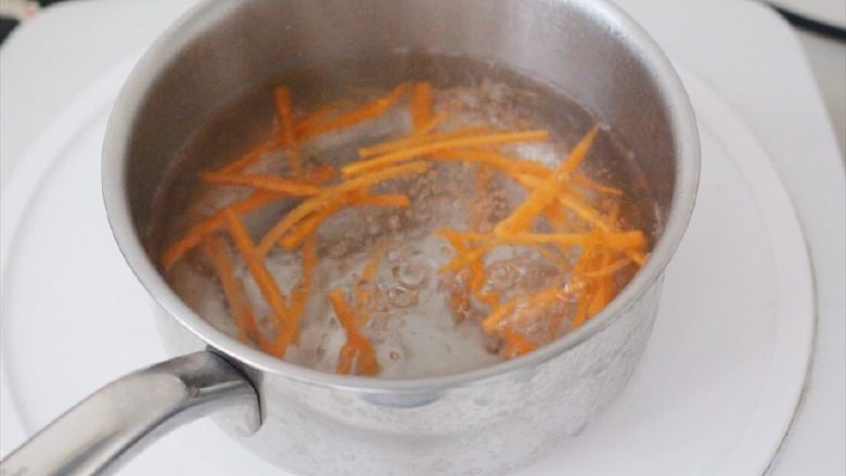 日式肥牛饭(完美酱汁配比),将切好的胡萝卜丝下到热水里,煮1分钟,捞出。