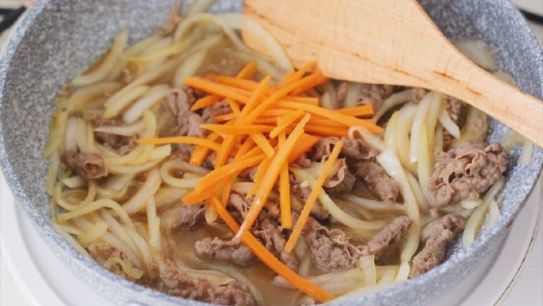日式肥牛饭(完美酱汁配比),关火之后,倒入之前煮过的胡萝卜丝,拌匀。