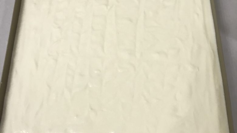 紫米核桃蛋糕卷,倒入28x28的金盘里,我偷懒没有铺油布哦,金盘不太好的请不要偷懒,借助刮刀抹平,最后用牙签来回抜拉使表面更加平整