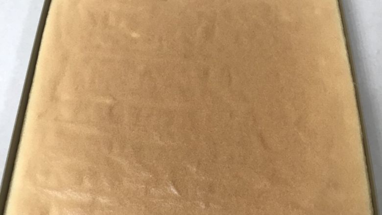 紫米核桃蛋糕卷,送进提前预热好的烤箱中层上下火150度30分钟,最后7一8分钟调高上火10一20度,这样表皮不会脱落