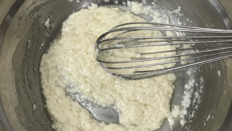 紫米核桃蛋糕卷,用手动打蛋器Z字形搅拌,不要过度搅拌防起筋