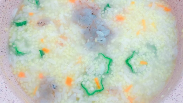 秋葵虾仁粥,最后加入虾仁