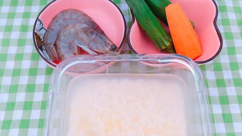 秋葵虾仁粥,<a style='color:red;display:inline-block;' href='/shicai/ 287'>虾仁</a>，<a style='color:red;display:inline-block;' href='/shicai/ 70'>秋葵</a>，<a style='color:red;display:inline-block;' href='/shicai/ 492'>大米</a>，<a style='color:red;display:inline-block;' href='/shicai/ 493'>小米</a>，<a style='color:red;display:inline-block;' href='/shicai/ 25'>胡萝卜</a>