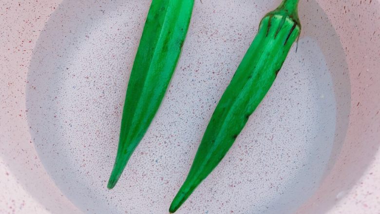 秋葵虾仁粥,秋葵焯水一分钟