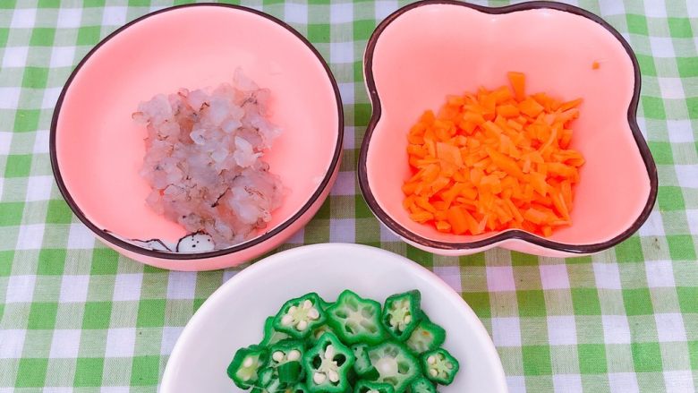 秋葵虾仁粥,虾仁去皮去虾线切丁，胡萝卜切丁，秋葵切薄片