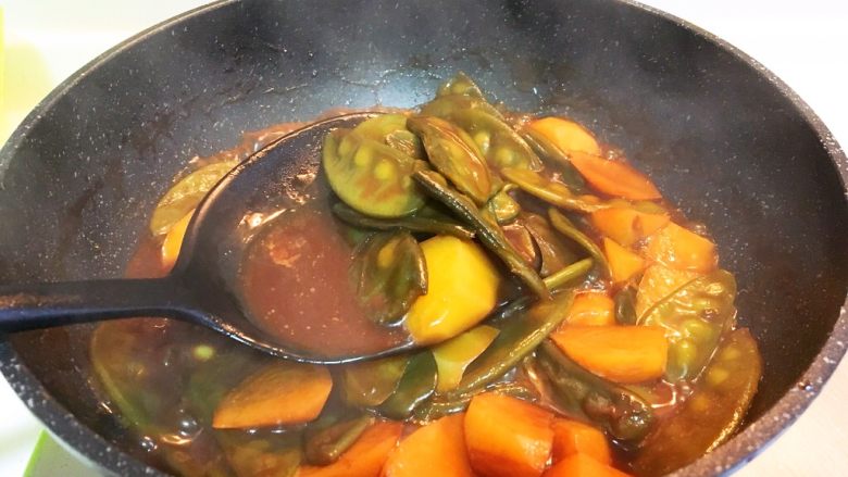 上海口味土豆烧扁豆,尝一下味道,都可以了就收汁