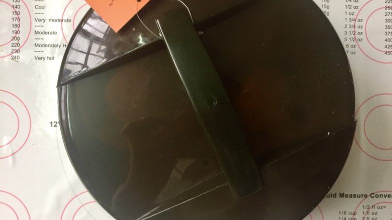 培根芝士汉堡包,包保鲜膜后放入蛋糕盒内加碗热水二次发酵30分钟