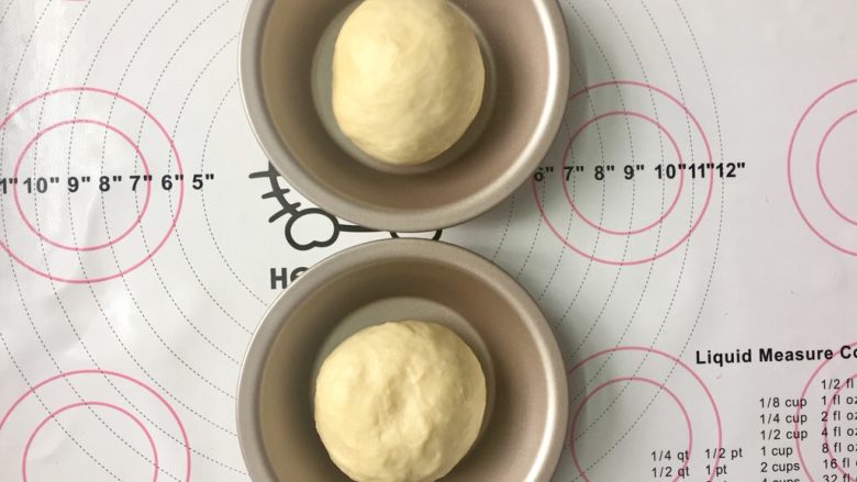 培根芝士汉堡包,分割成50g克左右一个的面团入模具