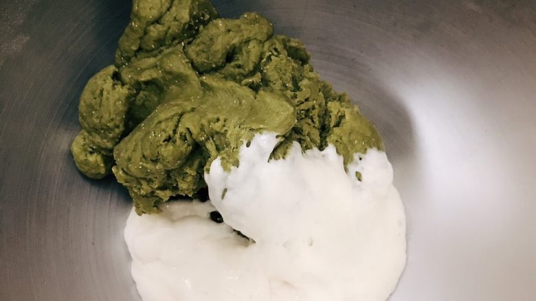 抹茶软欧,成团后加入黄油,揉出粗略膜就行,再加入液种。加液种后刚开始会很粘,揉到后面,面团不再粘在盆底,成为光滑的面团