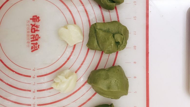 抹茶软欧,将面团分割成每个约80g的小面团,麻薯约18g一个,肉松蛋黄馅约13g一个