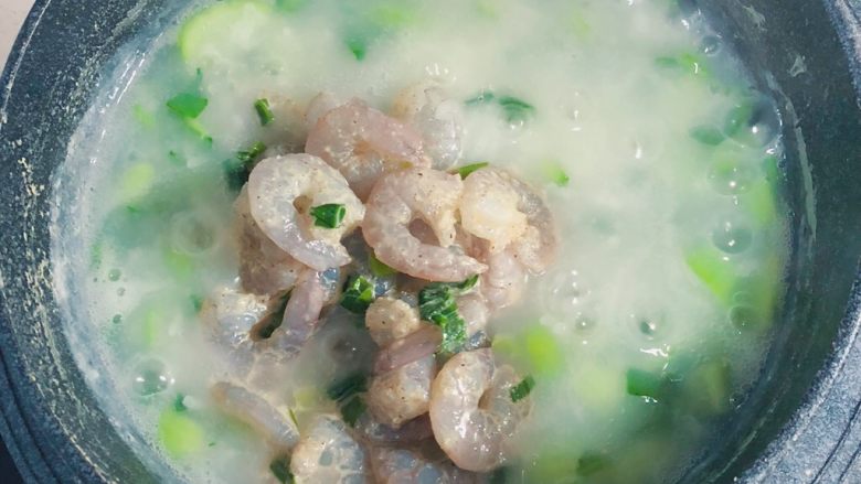 蔬菜虾仁粥,加入腌好的虾仁,小火焖煮10分钟