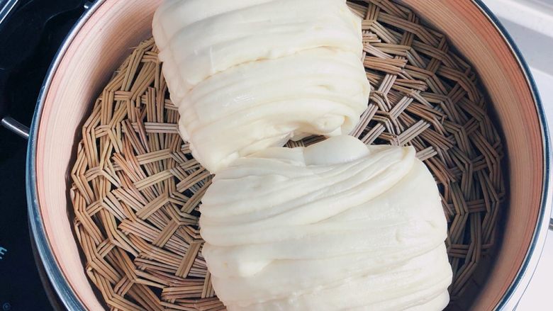 蔬菜虾仁粥,再蒸两个花卷,准备一些泡菜,煎两个鸡蛋,一份美味又营养的早餐就出炉啦