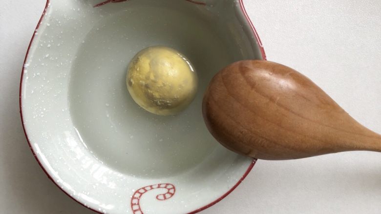 黄金酱烩饭,取出蛋黄,加入少许温水,用勺背碾碎