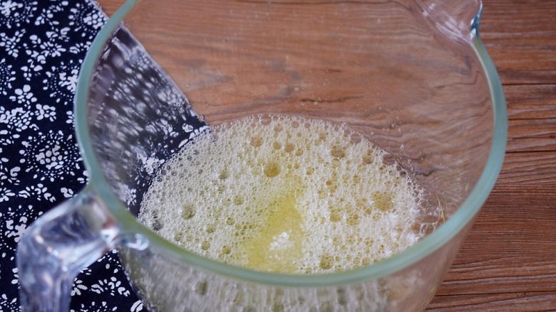 蔓越莓戚风蛋糕,加入白糖,白糖分三次加入