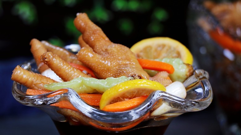 柠香泡椒凤爪,取出来后盛盘食用,很诱人吧。