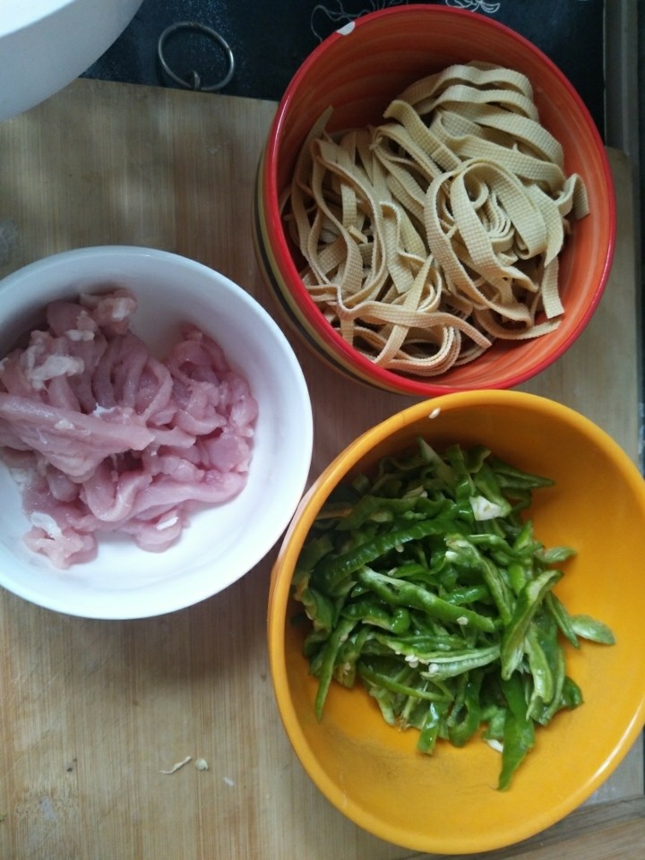 千张青椒炒肉丝,里脊肉，<a style='color:red;display:inline-block;' href='/shicai/ 61'>青椒</a>，<a style='color:red;display:inline-block;' href='/shicai/ 7749'>千张</a>切丝备用。肉丝加入生姜丝，生抽，料酒，少许盐，淀粉腌制15分钟