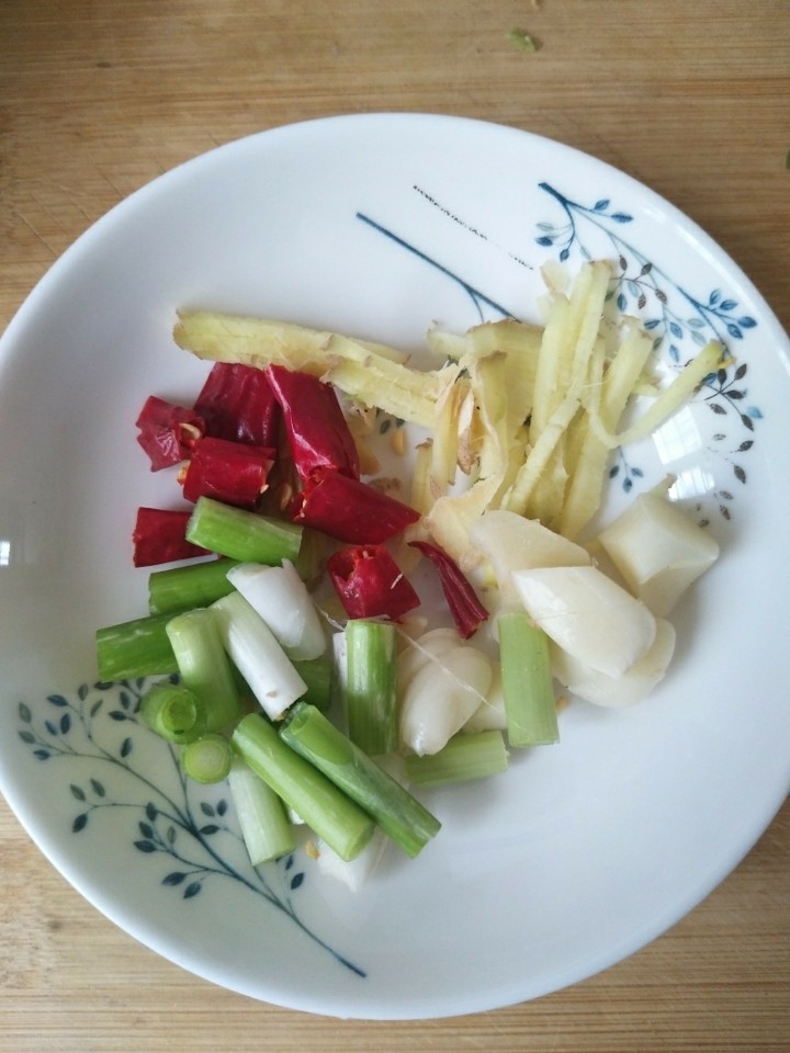 千张青椒炒肉丝,生姜切丝，葱蒜，<a style='color:red;display:inline-block;' href='/shicai/ 86474'>干辣椒</a>切段