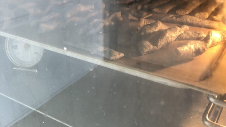 杏仁黑芝麻磨牙棒,烤箱提前预热180度,烤25分钟左右。最后几分钟要看着,别烤过了。冷下来里外是硬脆的就可以。如果冷下来内部是软的,就再回炉烤几分钟