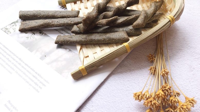 杏仁黑芝麻磨牙棒,宝宝在使用磨牙棒的时候,需要大人监护。磨牙棒要制作的干燥坚硬,不宜咬断。如果制作的过于柔软,被宝宝吃进嘴里,要立刻帮助取出,当然如果做得很硬,这种情况是不会发生的。用过的磨牙棒,可以丢弃,不要舍不得,因为成本很低,不要把污染了的磨牙棒再给宝宝吃。