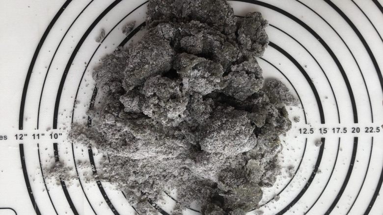 杏仁黑芝麻磨牙棒,放入操作垫,用手揉成团。干的话多加点蛋液,湿的话多加点粉。成团就行,别过渡揉搓