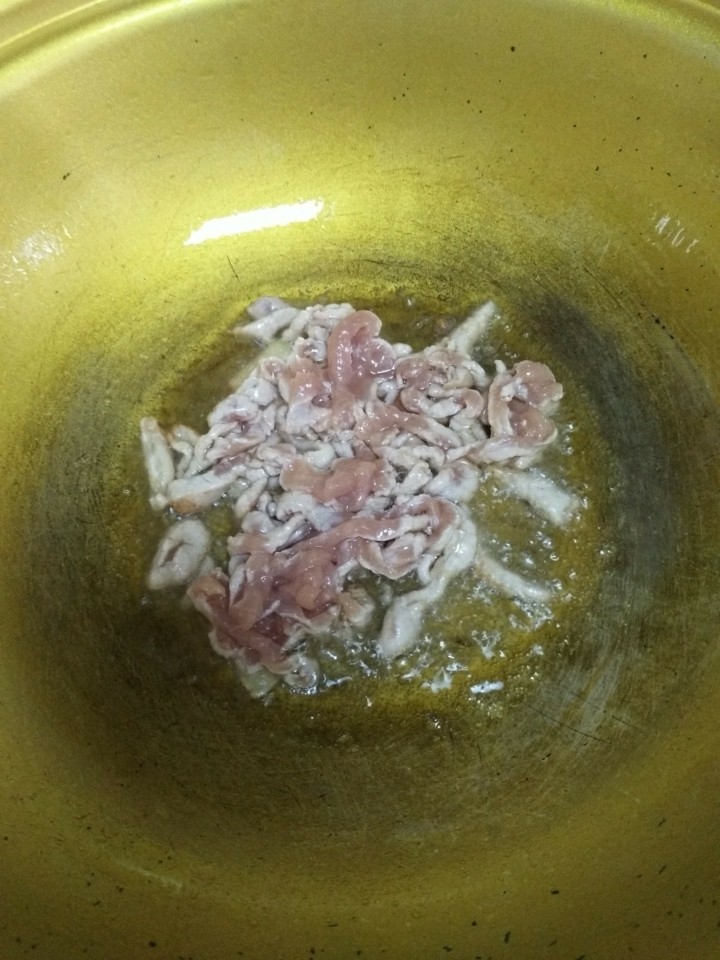 千张青椒炒肉丝,锅内适量油烧热后先放入肉丝翻炒