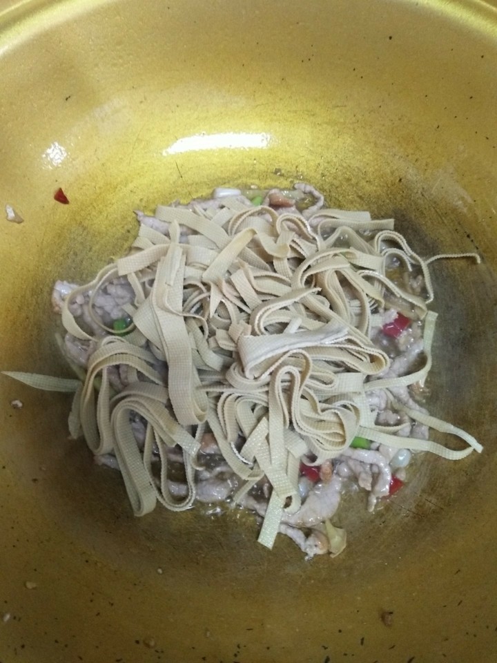 千张青椒炒肉丝,加入千张翻炒