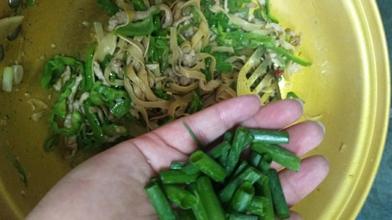 千张青椒炒肉丝,最后加入葱段，少许鸡精翻炒出锅