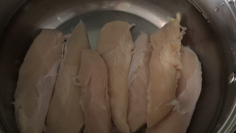 凉拌鸡丝,里脊肉洗净,和凉水一起,放2勺料酒去腥
煮开小火继续煮3分钟,关火焖5分钟