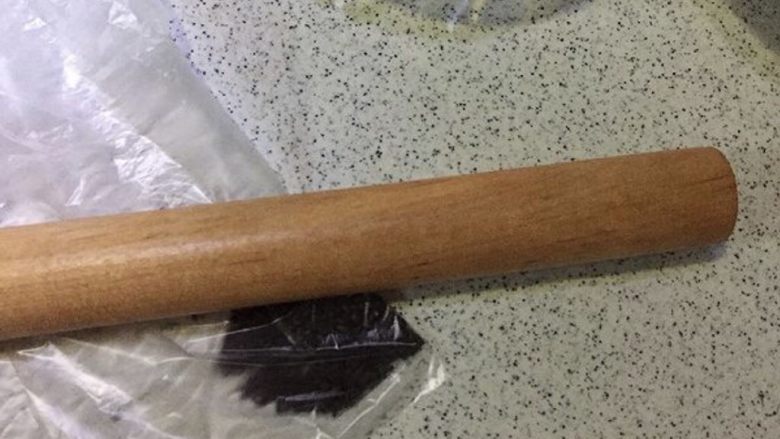 凉拌鸡丝,黑芝麻保鲜袋里压碎,这用比较香哦!