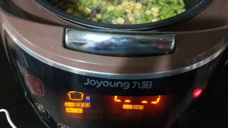 腊味豆角焖饭,材料都准备好以后,启动电饭煲煮米饭程序, 跟平时一样煮米饭就行。在煮米饭的这个时间里,正好准备食材可以再做一个汤。