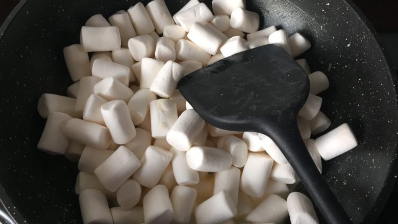 雪花酥,黄油融化后倒入<a style='color:red;display:inline-block;' href='/shicai/ 6083'>棉花糖</a>中小火搅拌融化