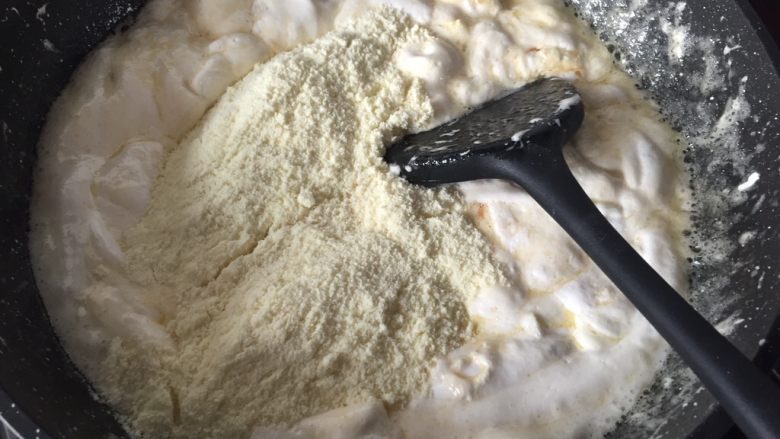 雪花酥,然后关火倒入<a style='color:red;display:inline-block;' href='/shicai/ 1124'>奶粉</a>用锅铲翻拌均匀