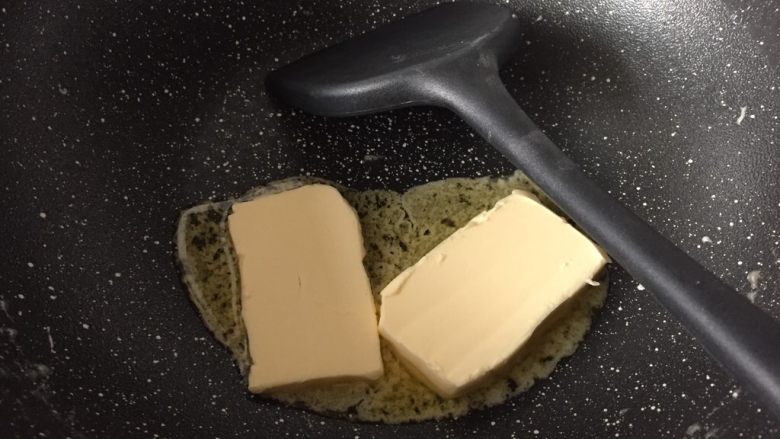 雪花酥,将<a style='color:red;display:inline-block;' href='/shicai/ 887'>黄油</a>放入锅中小火融化