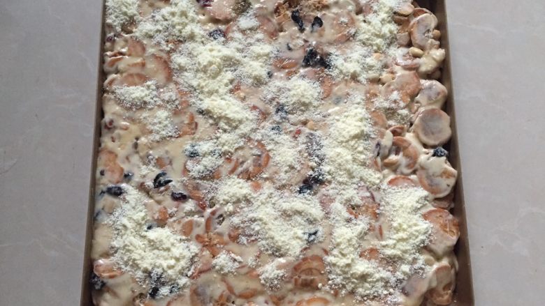 雪花酥,再将搅拌均匀的糖放入烤盘里，用擀面杖擀平冷却，冷却后在糖的表面上均匀的撒上奶粉，两面和四周都要撒入