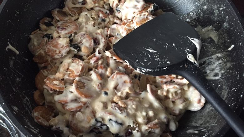 雪花酥,用锅铲翻拌均匀