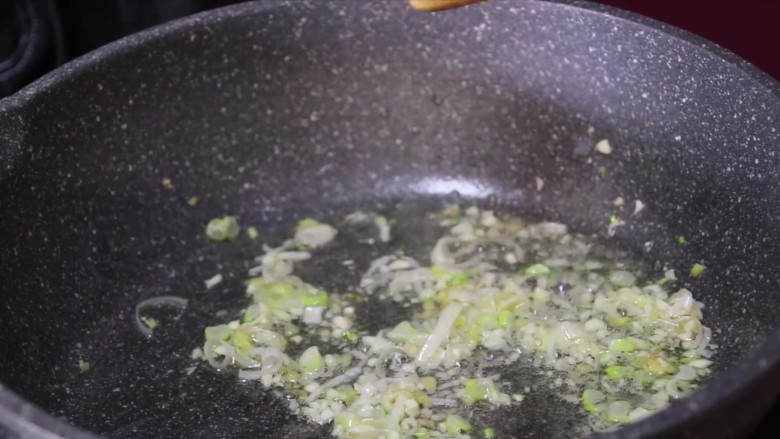 油焖大虾,锅微热时倒油，放入葱姜蒜