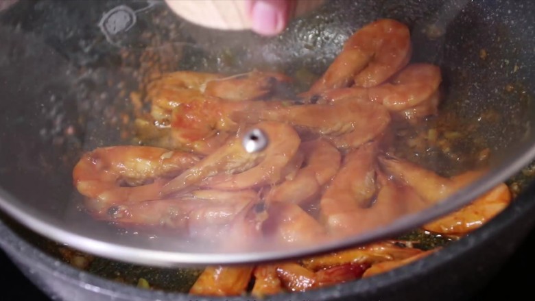 油焖大虾,盖上锅盖小火焖两到三分钟，两分钟后即可装盘出锅