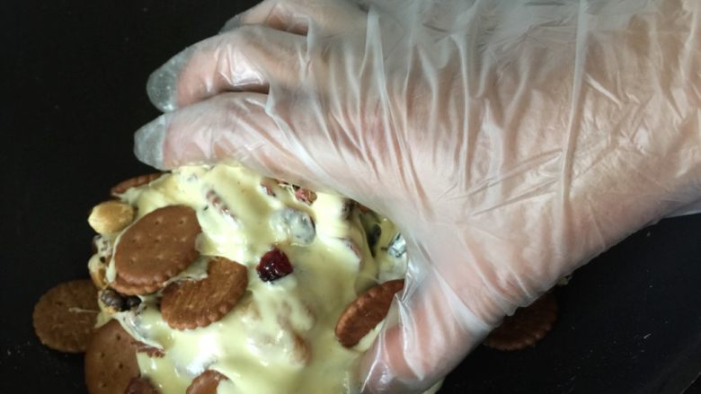 雪花酥,趁热带上手套用手抓拌均匀