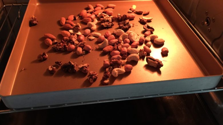 雪花酥,<a style='color:red;display:inline-block;' href='/shicai/ 675'>杏仁</a>、<a style='color:red;display:inline-block;' href='/shicai/ 665'>核桃</a>、花生米、<a style='color:red;display:inline-block;' href='/shicai/ 669'>腰果</a>放入烤箱中以180摄氏度烤5分钟烤香