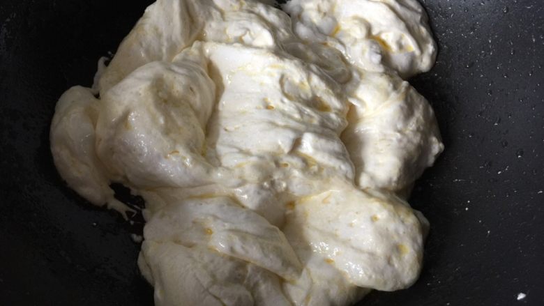 雪花酥,用硅胶锅铲搅拌均匀至完全融化即可