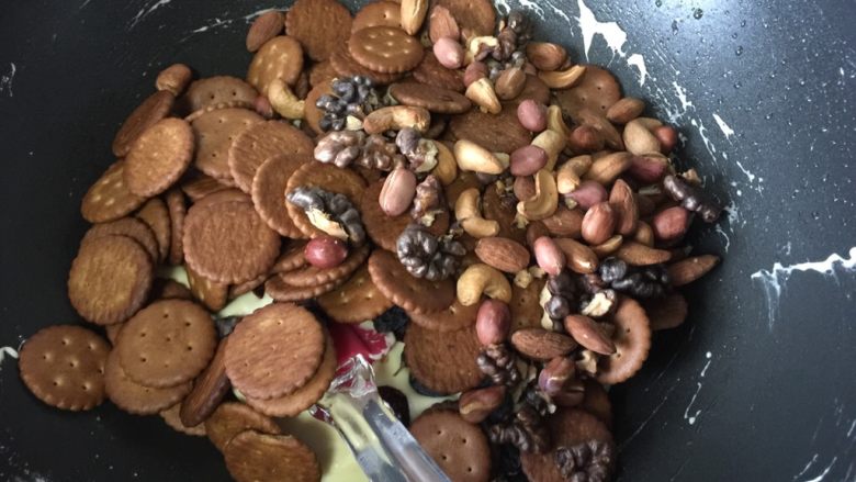 雪花酥,倒入干果、坚果和饼干