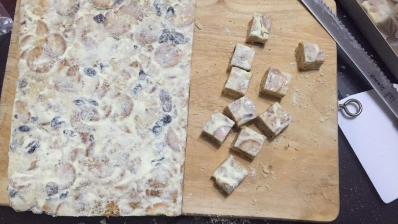 雪花酥,冷却后用锯齿刀切成宽3厘米的正方体长条