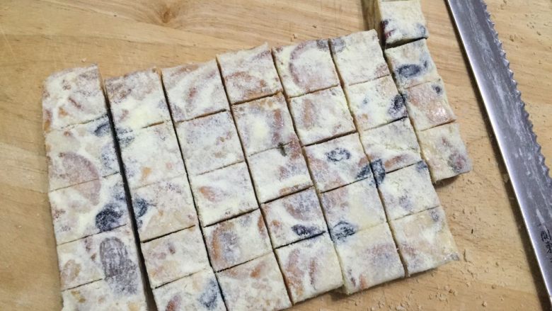 雪花酥,再切成正方体小方块即可