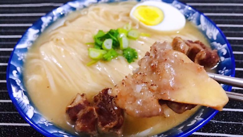 牛腩汤面,牛腩入口即化的感觉超爽肉质鲜嫩香浓回味无穷
