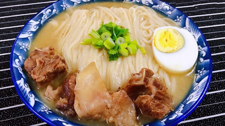 牛腩汤面,鲜美的面条和牛腩淋上汤装入碗中撒上葱花和<a style='color:red;display:inline-block;' href='/shicai/ 131'>香菜</a>再摆入鸡蛋完美