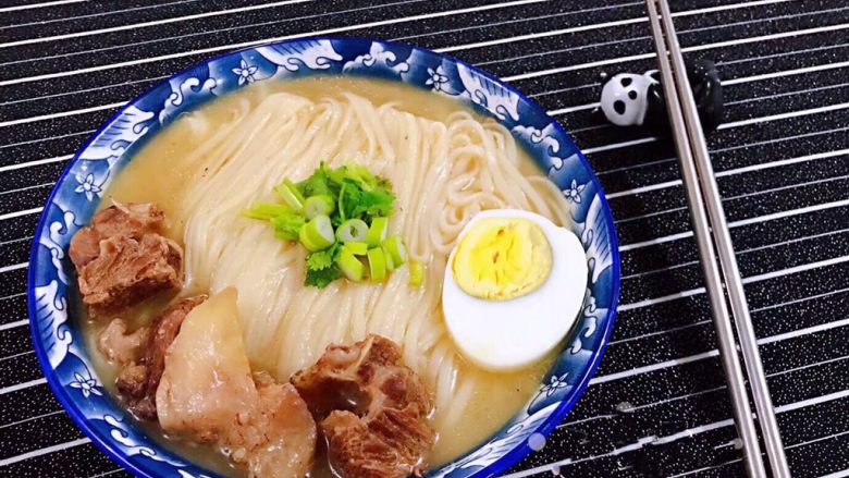牛腩汤面,牛腩的营养价值很丰富适合给要步入考场的学生们来加点养料噢