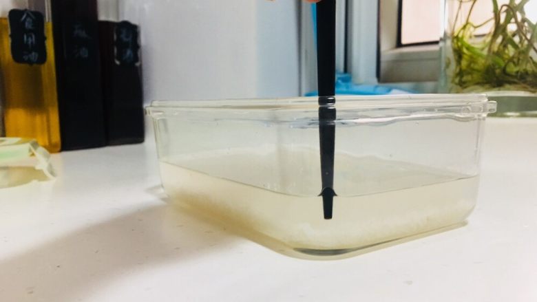 盖被子的轻松熊便当盒,筷子能看见水位吧,大概是一半一半,水比米稍微少一点点
