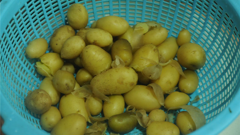 香煎小土豆,熟透的土豆捞出来,稍微放凉