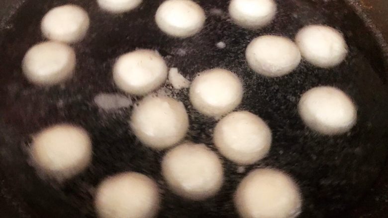 醪糟汤圆早餐,锅中烧开水下入汤圆时而翻动一下防止粘锅煮至刚刚漂浮上来就先捞出