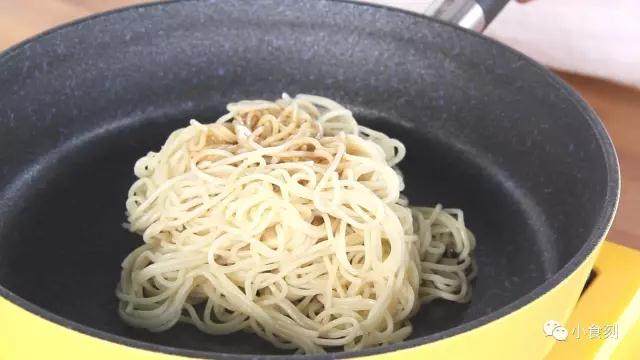 酱油拌面,不用开火，将面放入锅中（或者其他较大的容器）加入<a style='color:red;display:inline-block;' href='/shicai/ 788'>生抽</a>和油